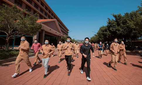 组织“跑在阳光下，，，跑进康健里”体育运动